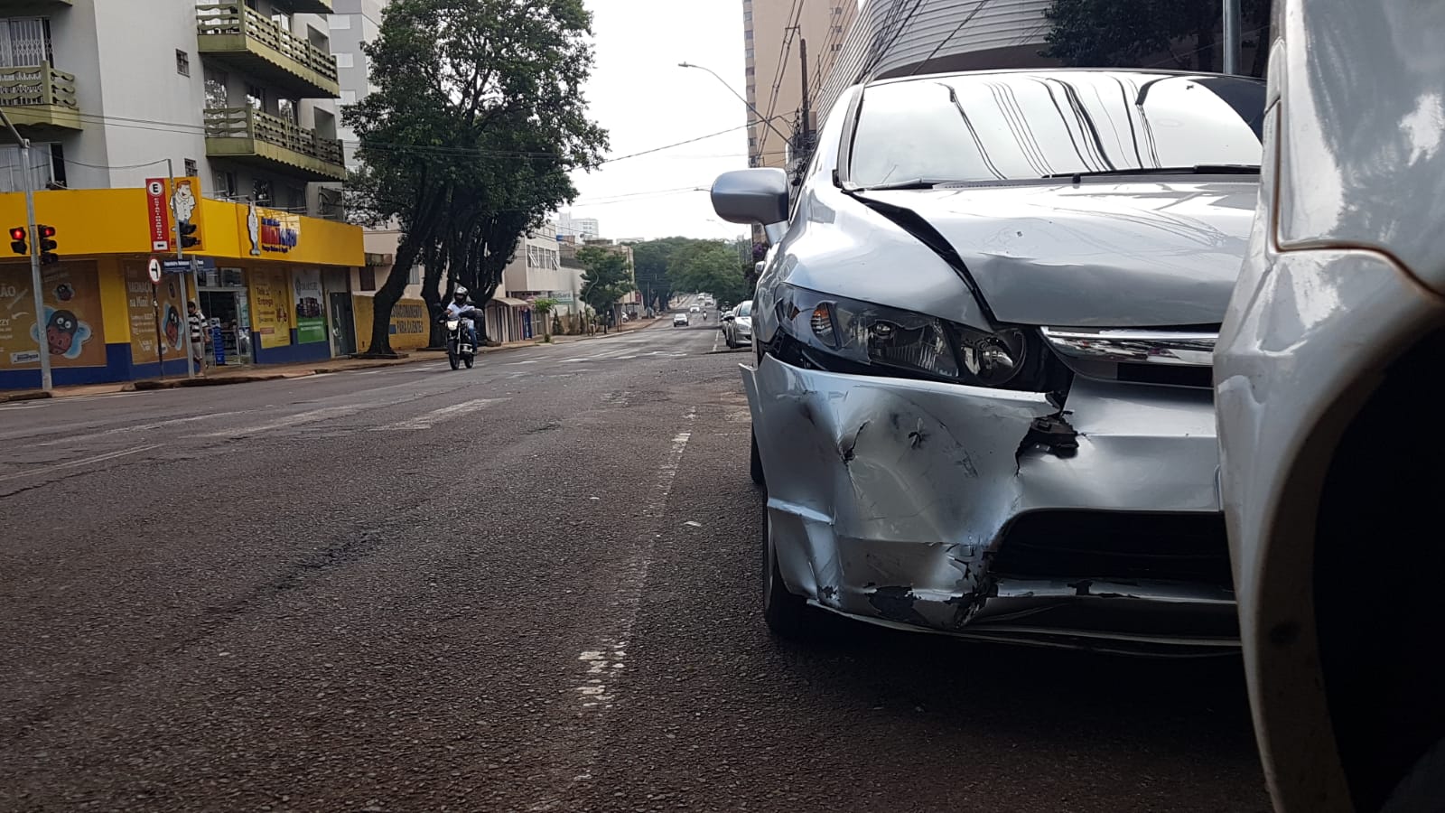 Acidente entre automóveis é registrado na Rua Paraná, no Centro de Cascavel