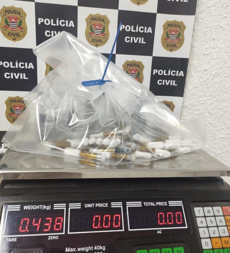 Dois homens envolvidos com a venda de maconha líquida são presos no centro de SP