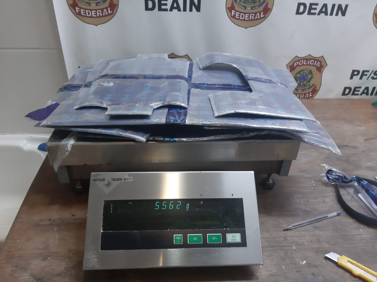 PF apreende petrechos para arma de fogo e quase 27 kg de droga