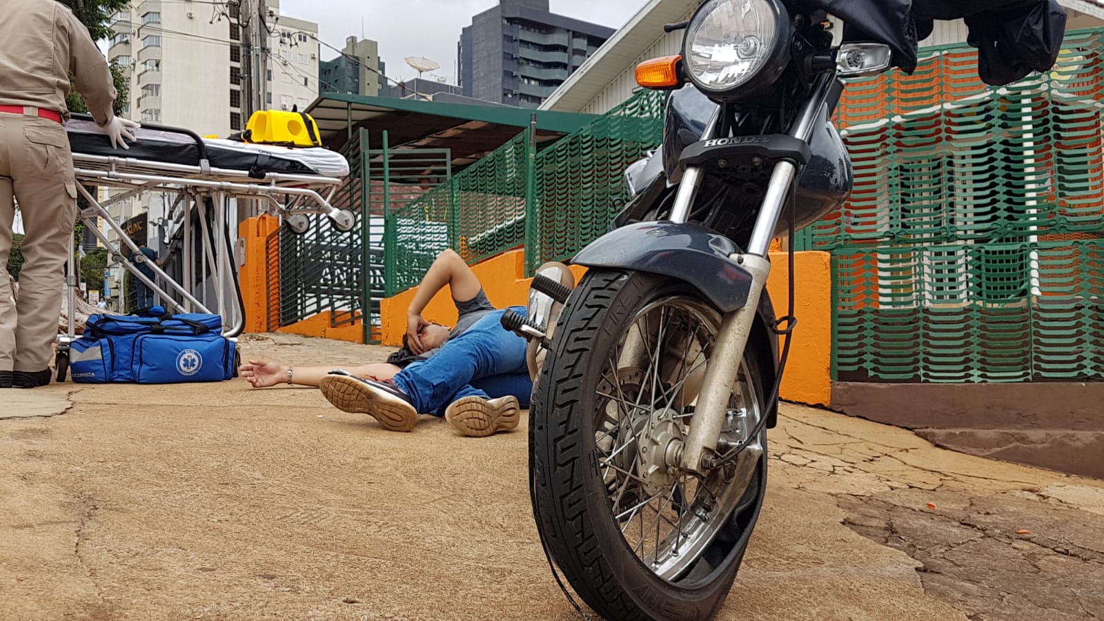 Moto e motoneta se envolvem em colisão na Rua Antonina e Corpo de Bombeiros é acionado