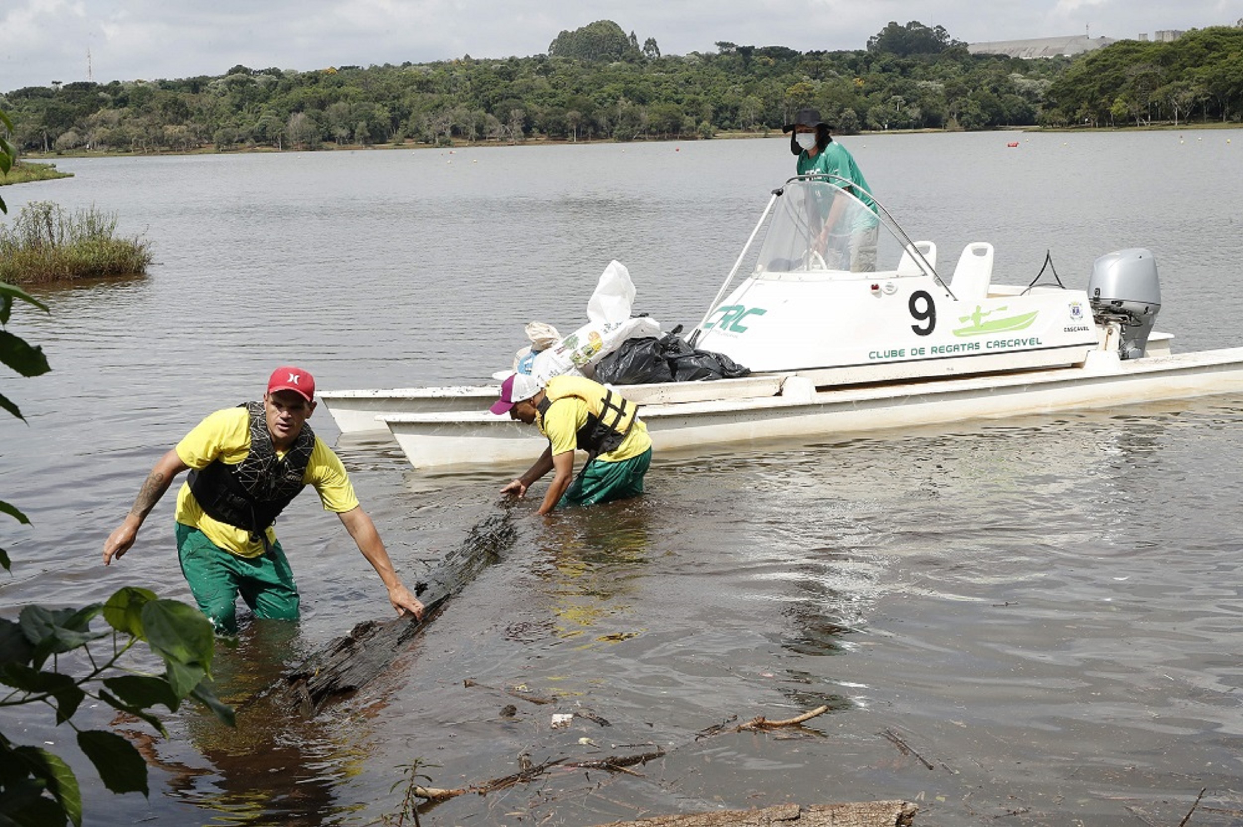 Meio Ambiente promove ação de limpeza no Lago Municipal