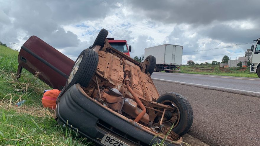 Condutor perde o controle da direção e capota Corsa na BR-277