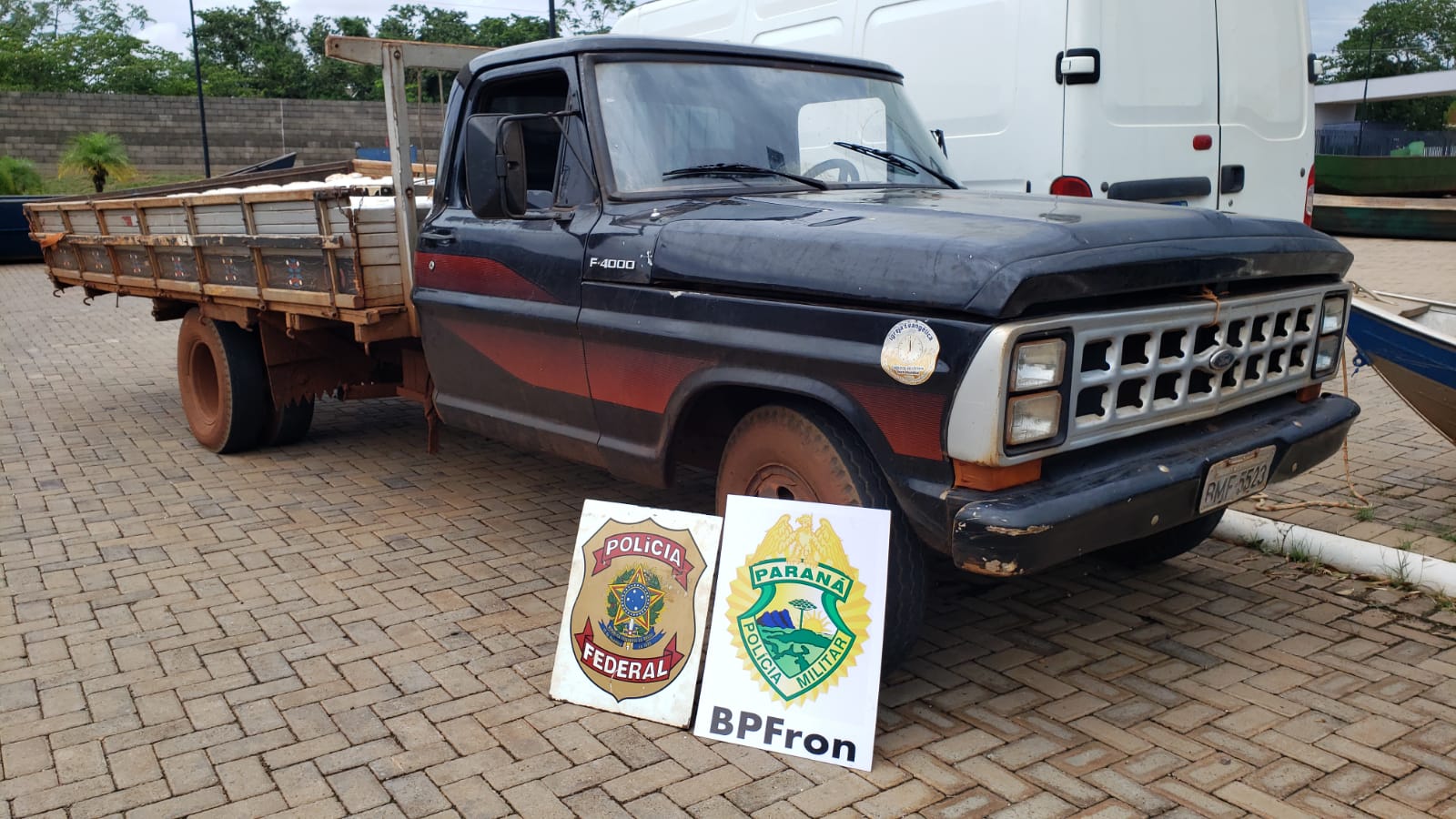 PF e BPFRON apreendem caminhonete carregada com agrotóxicos contrabandeados do Paraguai