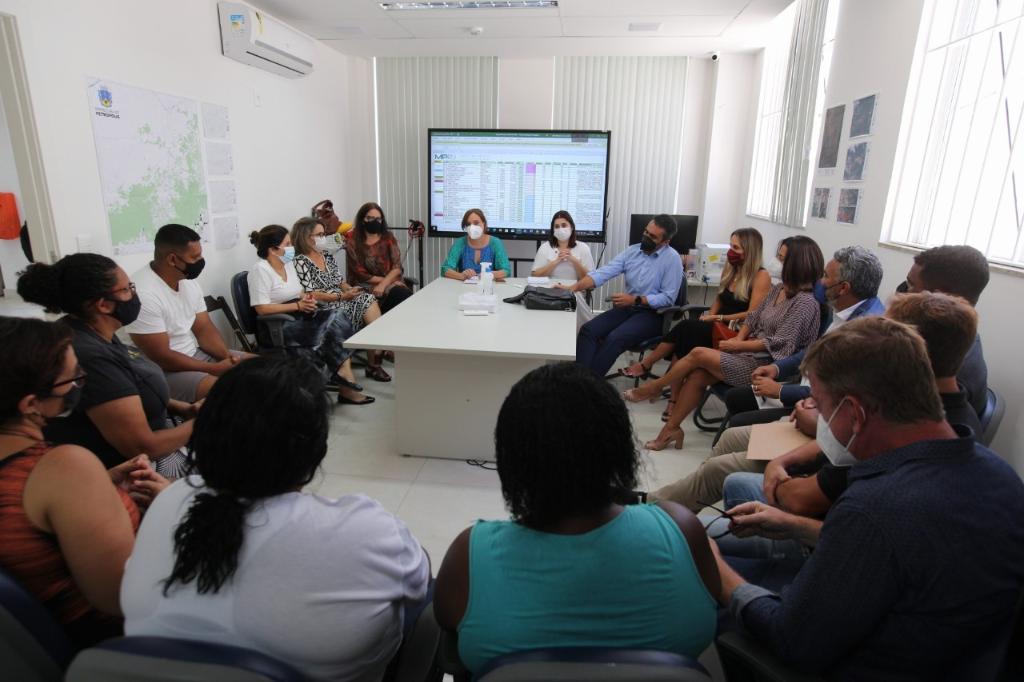 MPRJ recebe passageiros e familiares de vítimas de ônibus que caíram em rio durante desastre em Petrópolis