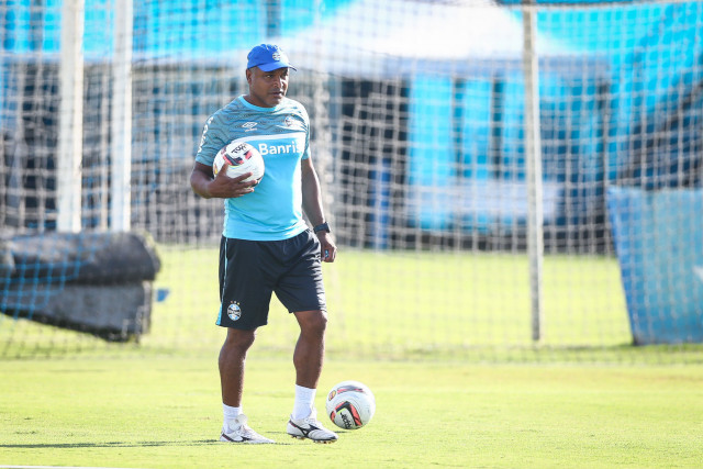 Roger Machado comanda treino com foco no próximo adversário pelo Gauchão 2022