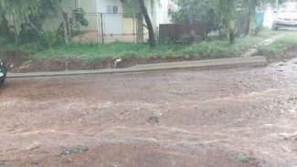 Ruas do Tarumã ficam intransitáveis após chuva desta quinta-feira (03)
