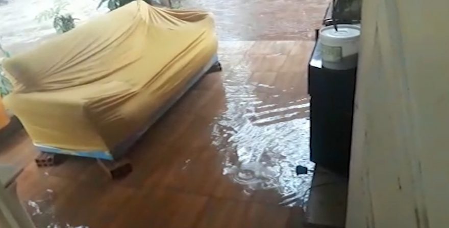 Situação desesperadora; chuva chega a invadir residência no Bairro Claudete