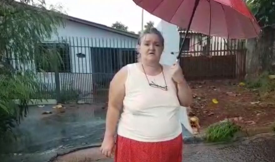 “O muro caiu e a enxurrada de lama invadiu as nossas casas”, diz moradora