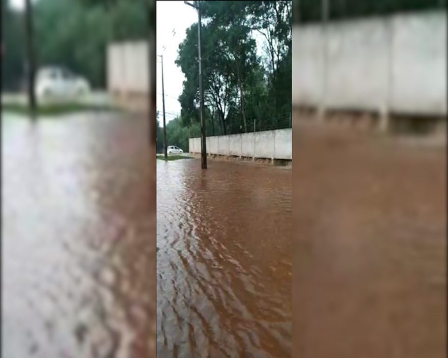 Rua Maracaí volta a ficar alagada durante enxurrada