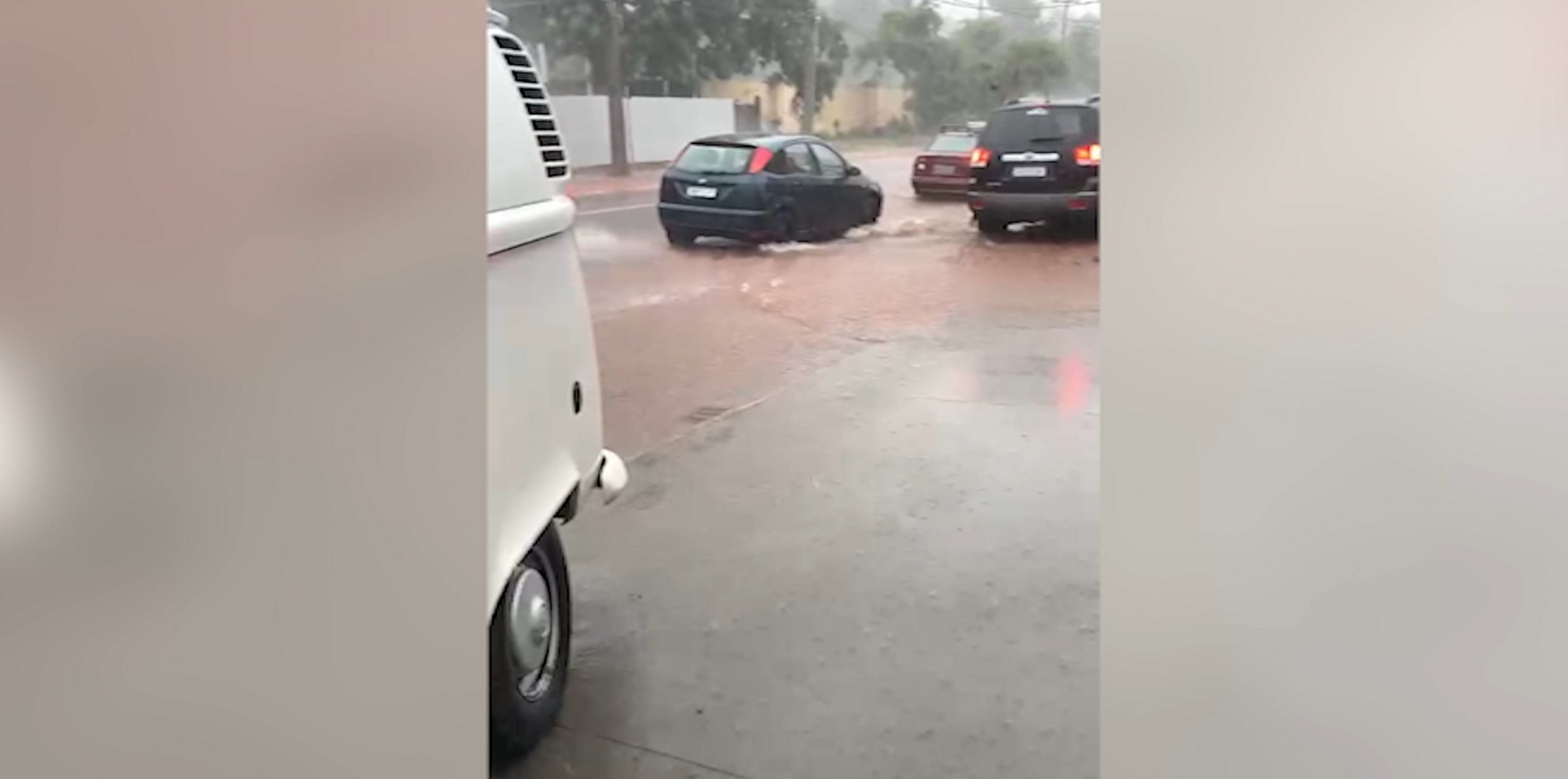 Após fortes chuvas, estabelecimentos na Av. Piquiri ficam alagados