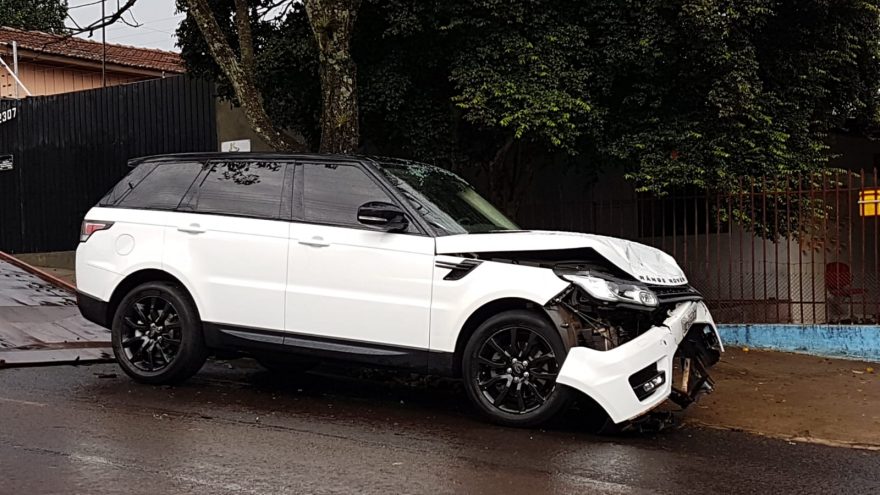 Range Rover e ASX colidem no Centro