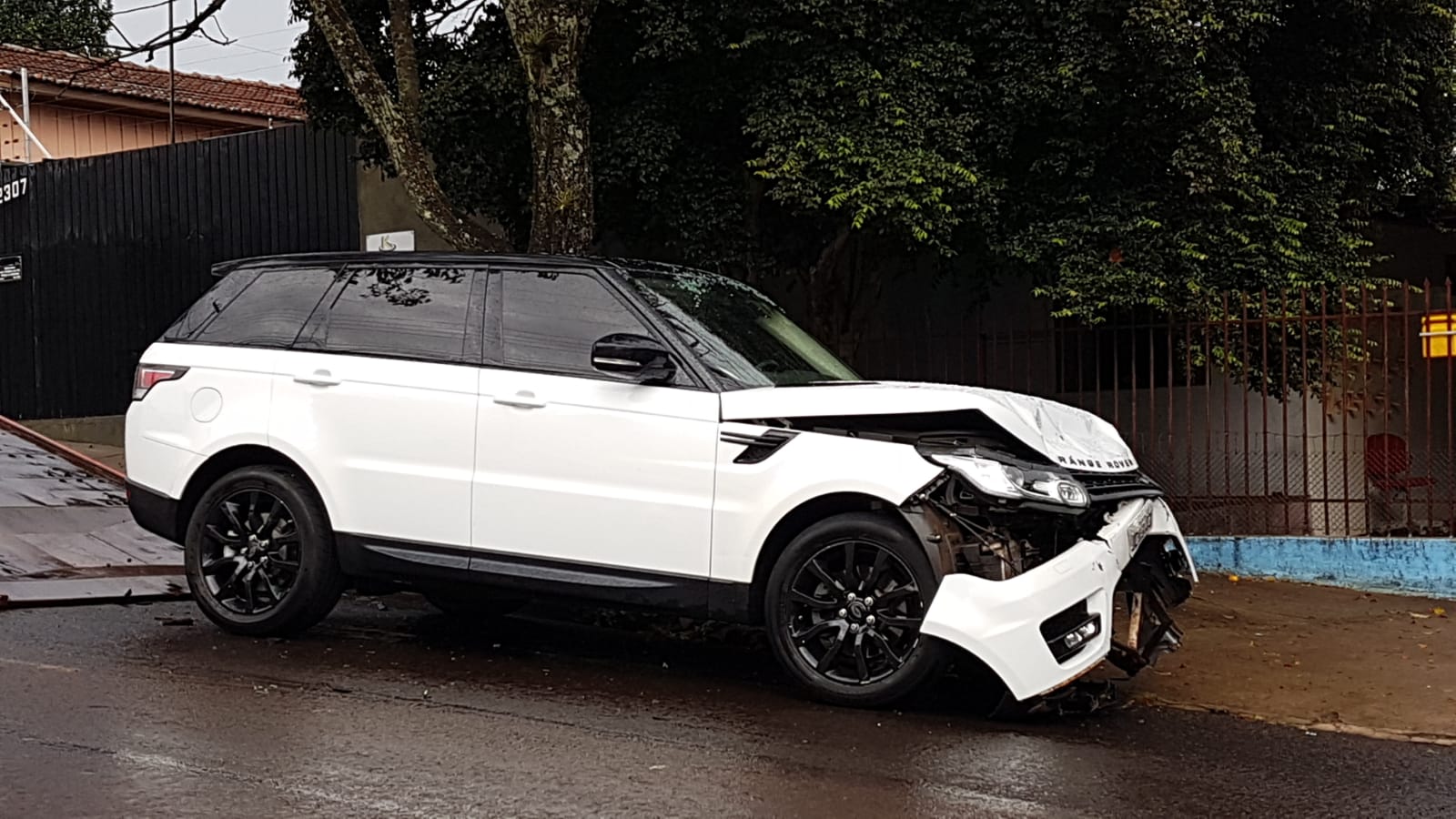 Range Rover e ASX colidem no Centro