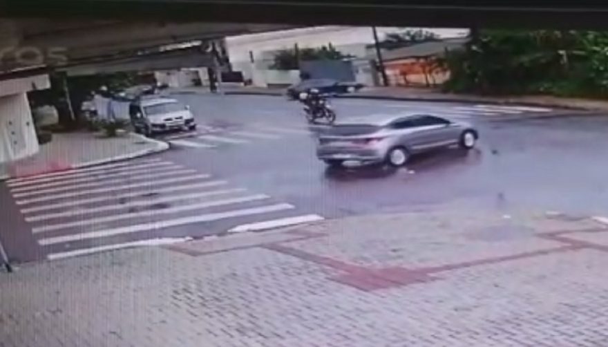 Câmera registra colisão que deixou motociclista ferido no Parque São Paulo