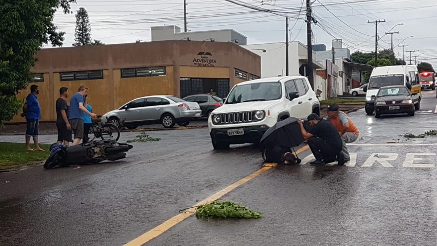 Mulher fica ferida após colisão entre moto e carro