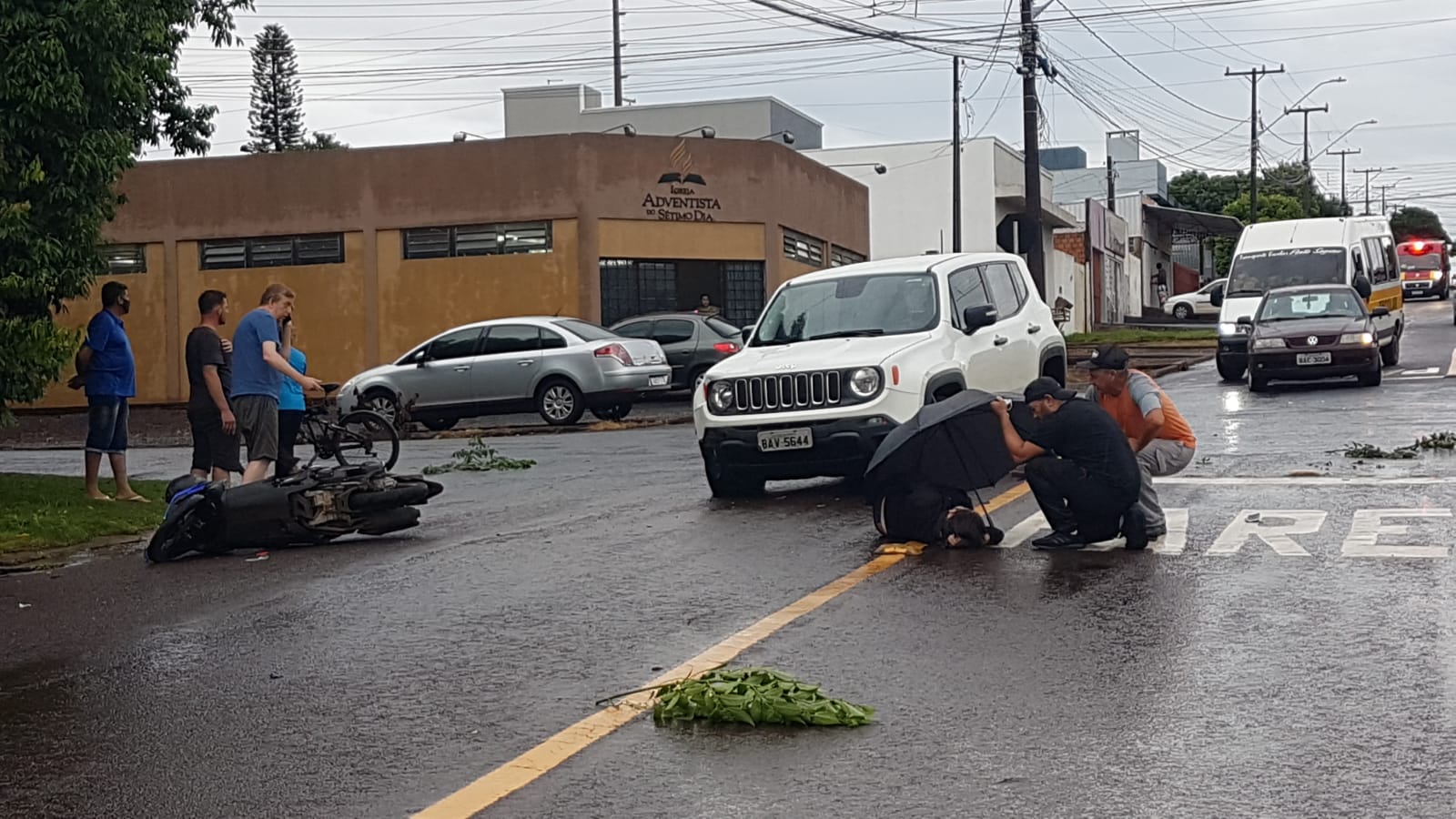 Mulher fica ferida após colisão entre moto e carro