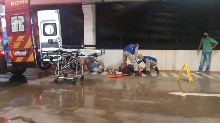 Casal fica ferido após cair de moto em um estacionamento