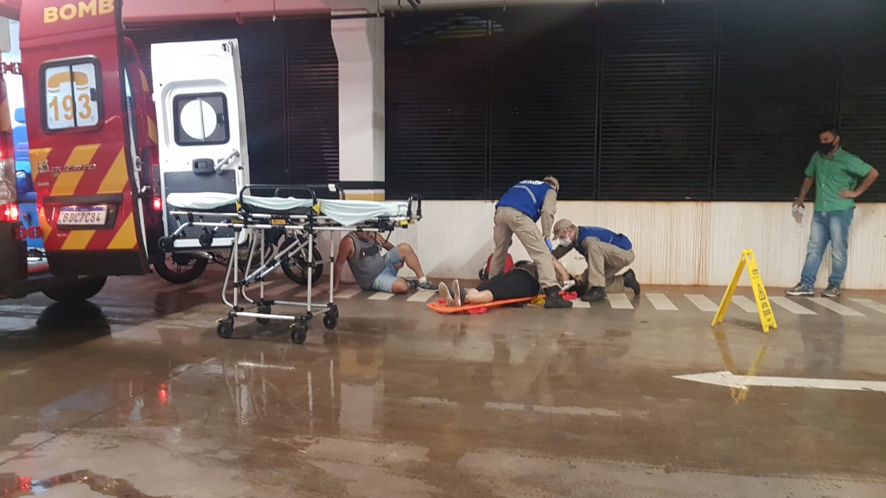 Casal fica ferido após cair de moto em um estacionamento