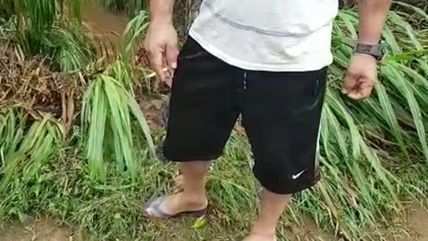 “No meu lote ali encheu de buraco, a chuva levou toda a terra embora” diz morador afetado pelas fortes chuvas