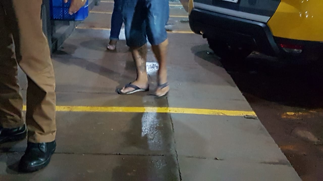 Suspeito de agredir a mulher é encaminhado até a delegacia