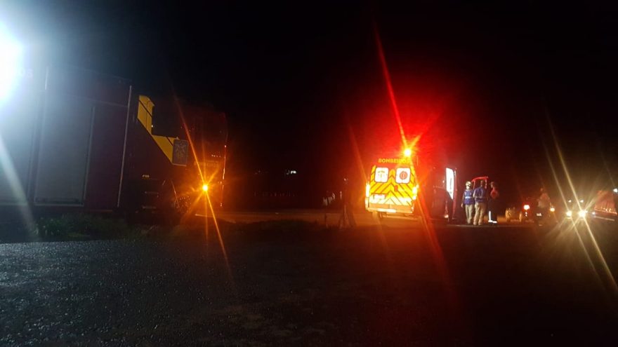 Caminhão atinge carro na BR-277 em Cascavel e deixa mulher ferida
