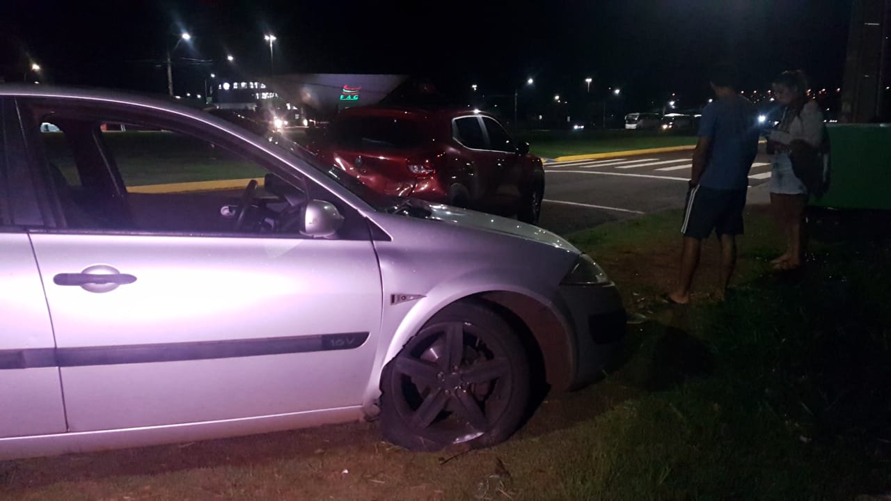 Colisão entre um Megane e um Kwid acontece em Cascavel