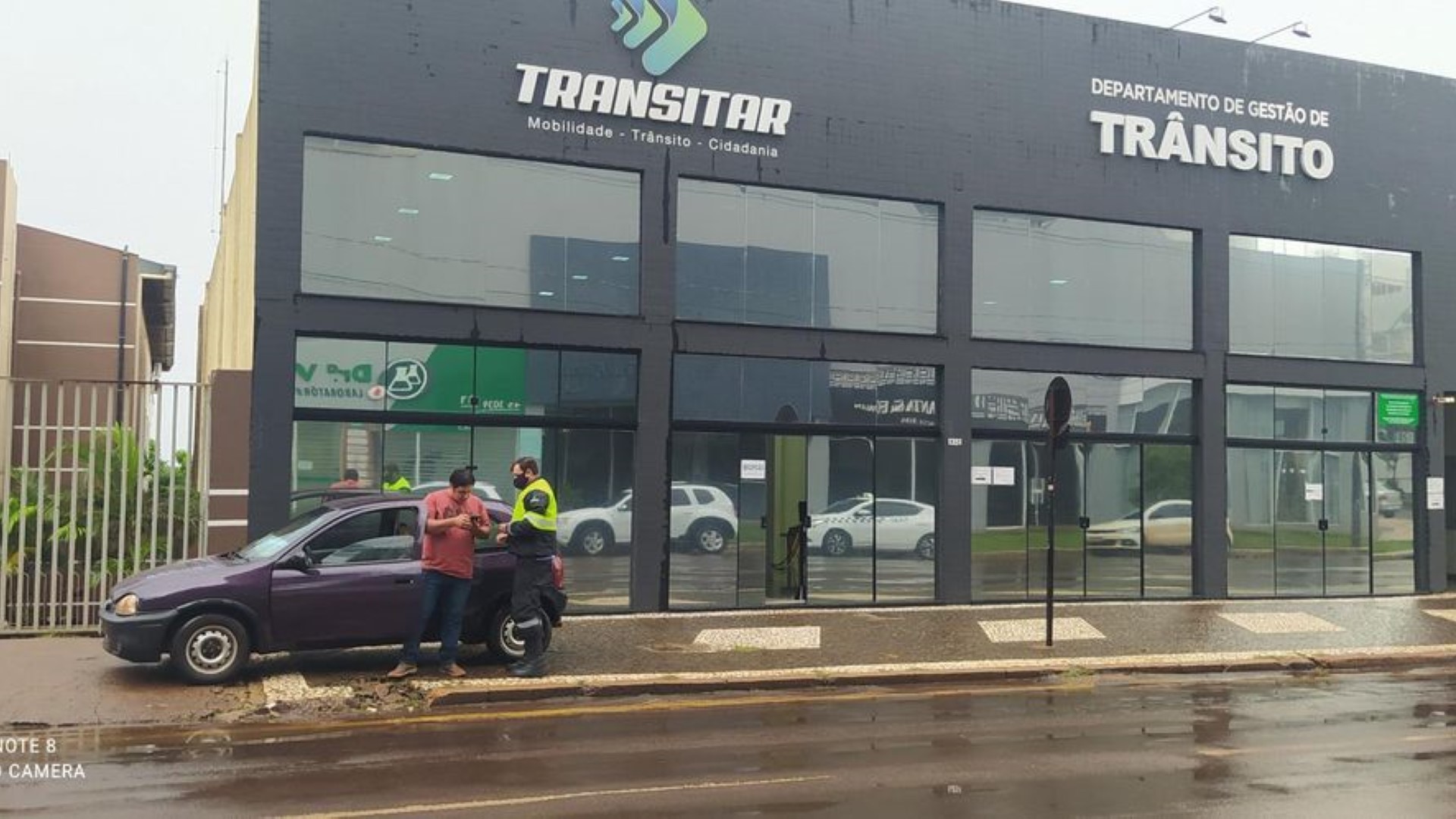 É Replay? Parece que virou moda estacionar na calçada da Transitar