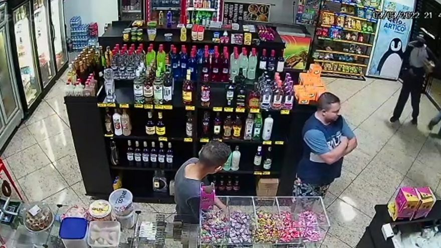 Câmera de segurança flagra momento em que loja de bebidas é roubada