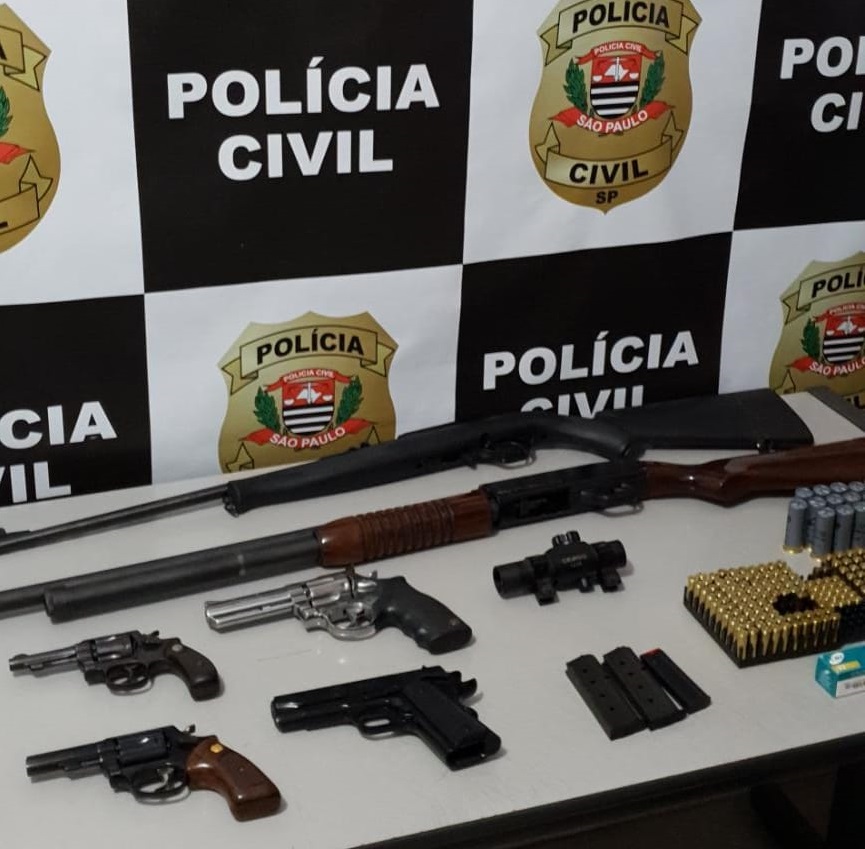 Homem é preso por armazenar seis armas e cerca de 200 cartuchos de diversos calibres em sua casa