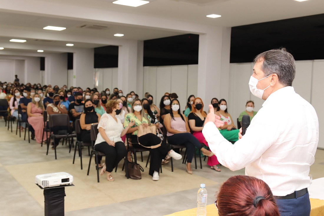 Prefeito destaca avanços na educação na posse dos novos diretores e coordenadores pedagógicos