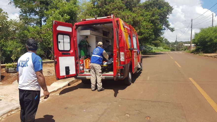 Homem sofre ferimento na perna durante trabalho com motosserra