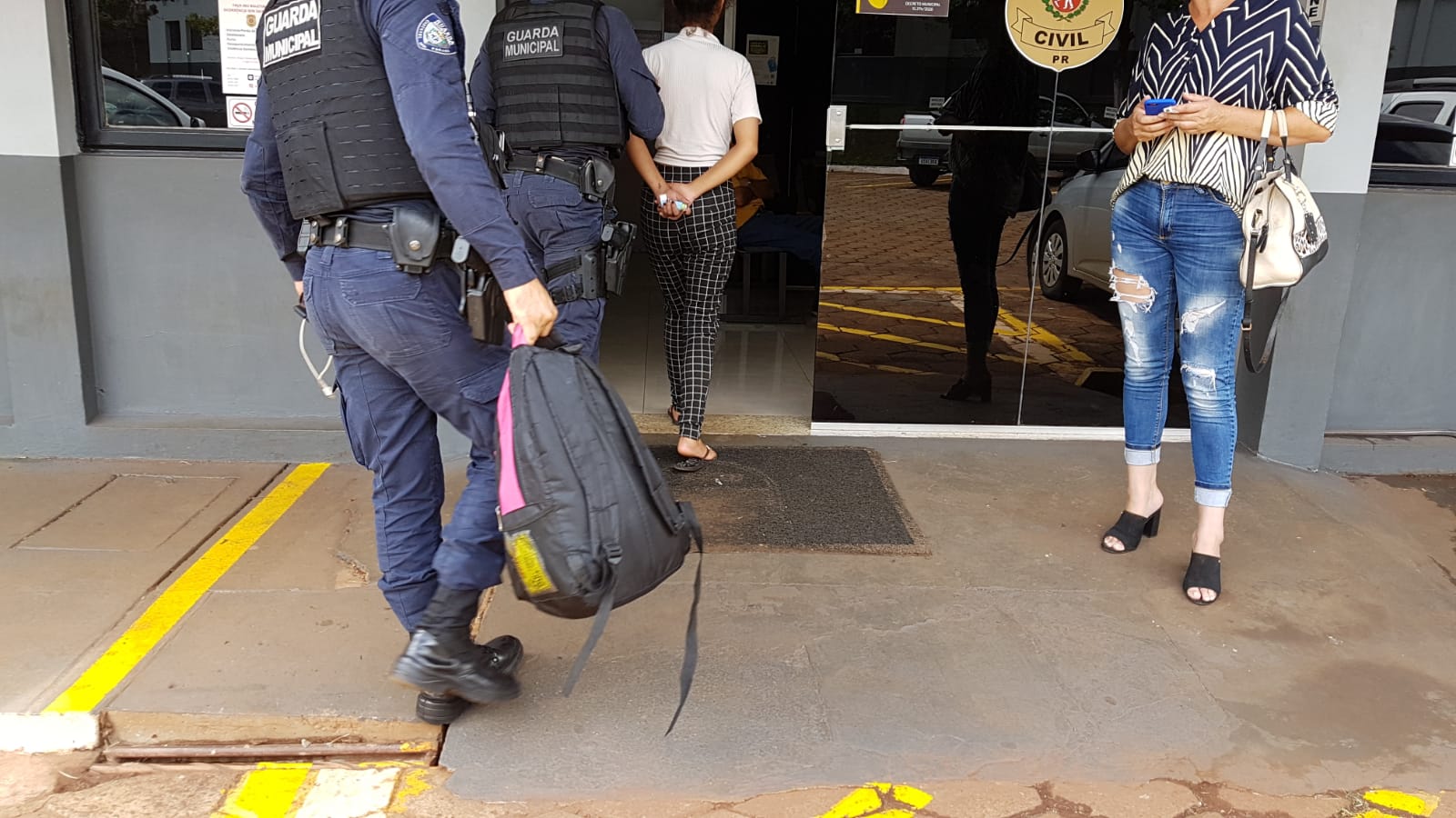 Dupla suspeita de assalto em Nova Laranjeiras é abordada no Bairro Periolo, em Cascavel