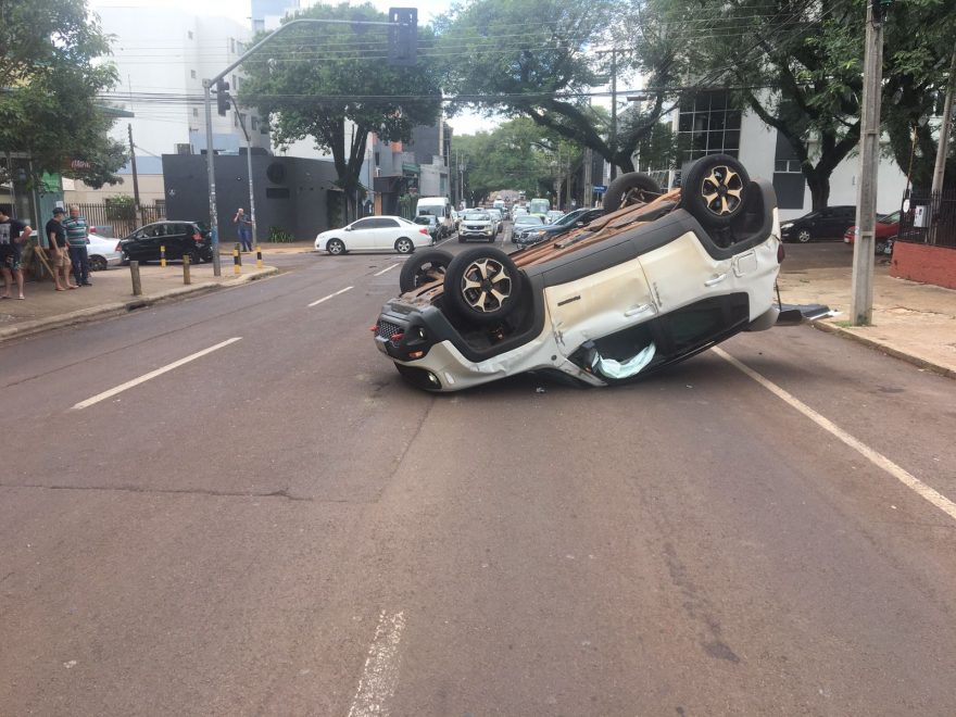 Carro capota no Centro de Cascavel e deixa trânsito congestionado