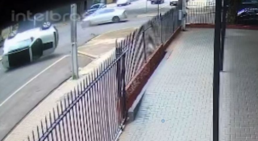 Impressionante: veja o momento do capotamento no Centro de Cascavel