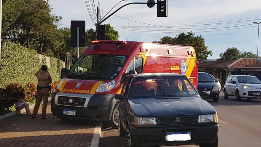 Piloto de motocicleta sofre fratura após colisão no Centro