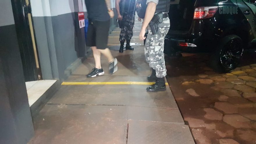 Equipes do Choque encaminham detido com mandado de prisão em aberto por tráfico até a delegacia