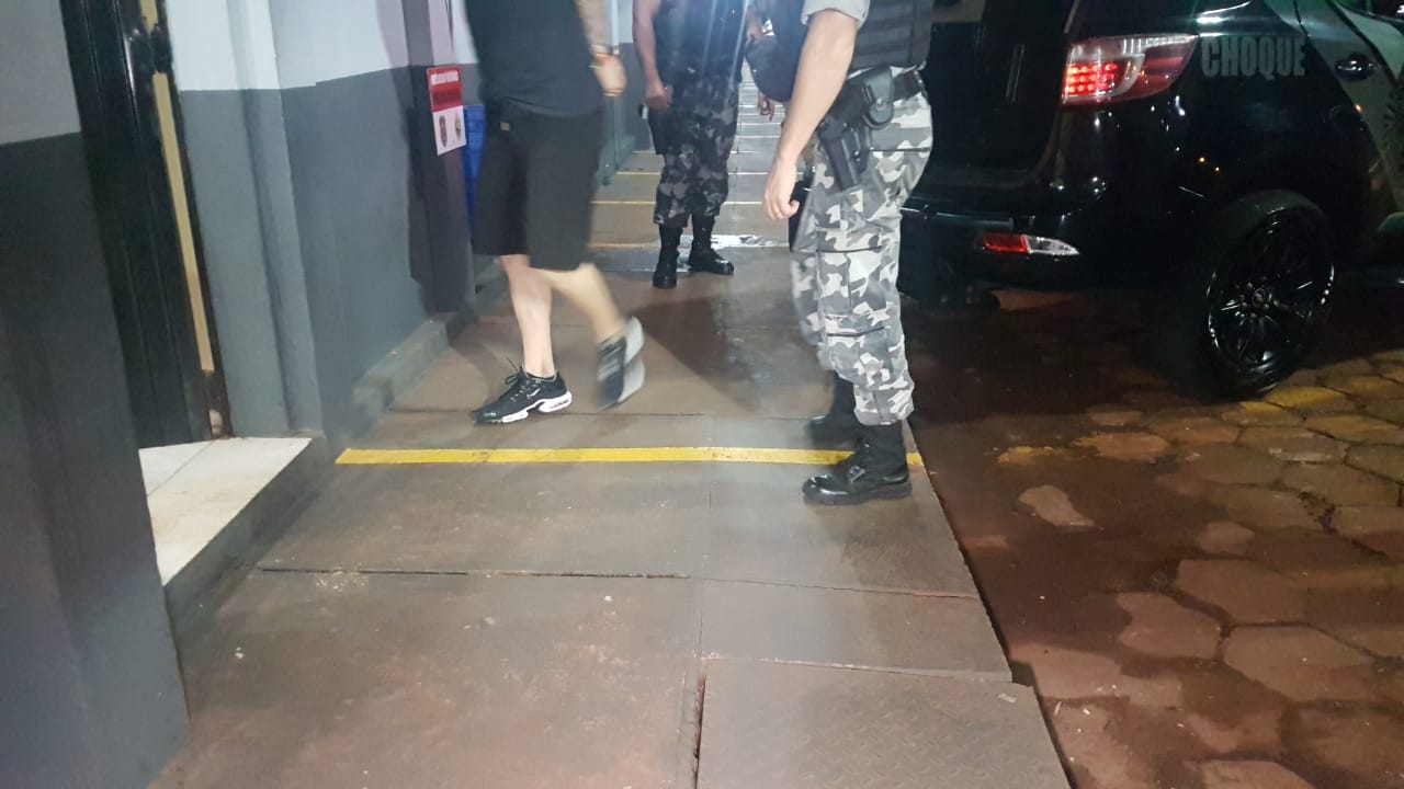 Equipes do Choque encaminham detido com mandado de prisão em aberto por tráfico até a delegacia