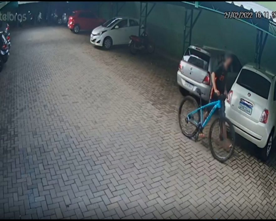 Homem aproveita portão aberto para saída de morador para entrar em condomínio e furtar bicicleta