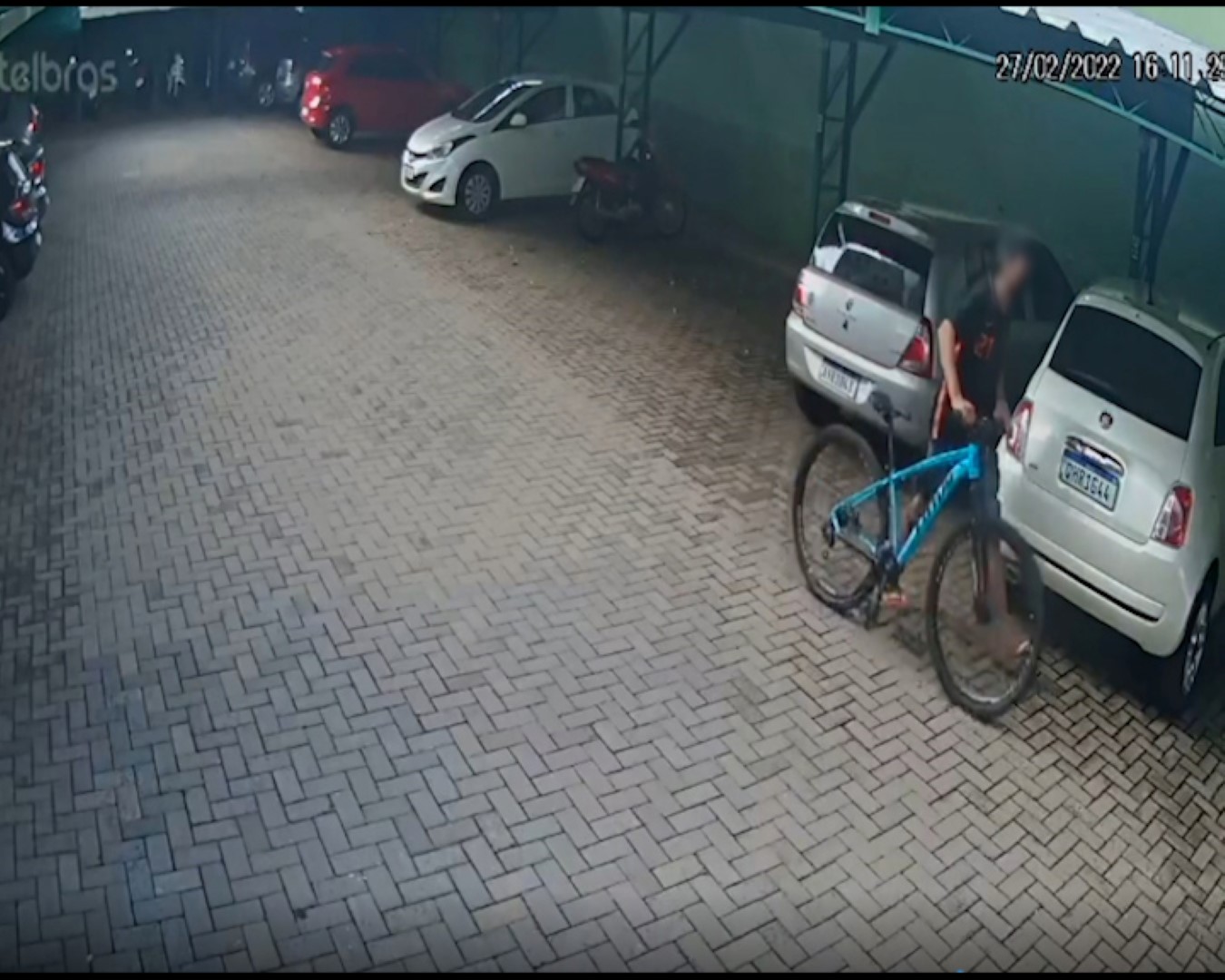 Homem aproveita portão aberto para saída de morador para entrar em condomínio e furtar bicicleta