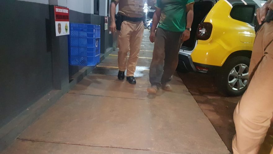 Detido por suspeita de embriaguez ao volante é levado até a delegacia