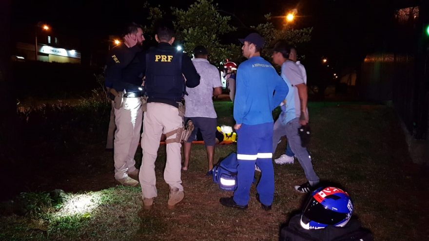 Após colisão com caminhão, motociclista fica ferido na marginal da BR-277