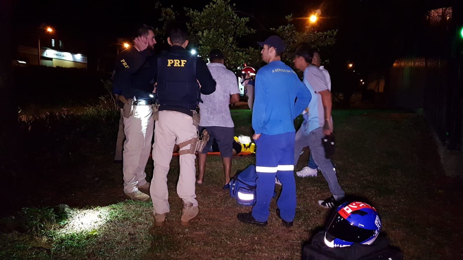 Após colisão com caminhão, motociclista fica ferido na marginal da BR-277