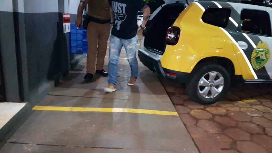 Homem é detido por embriaguez após colidir veículo em motocicleta estacionada