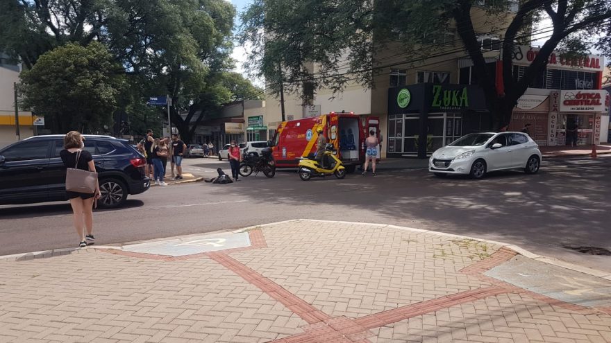 Dois homens ficam feridos em colisão entre motos no Centro de Cascavel