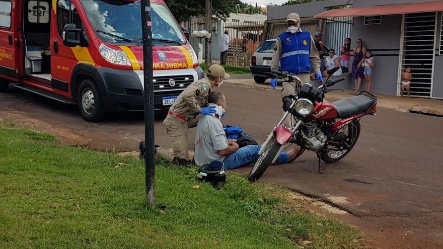 Motociclista fica ferido em colisão e motorista foge de carro sem prestar socorro
