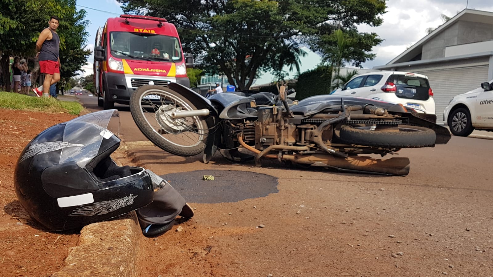 Adolescente fica ferido após colisão envolvendo carro e moto com registro de furto