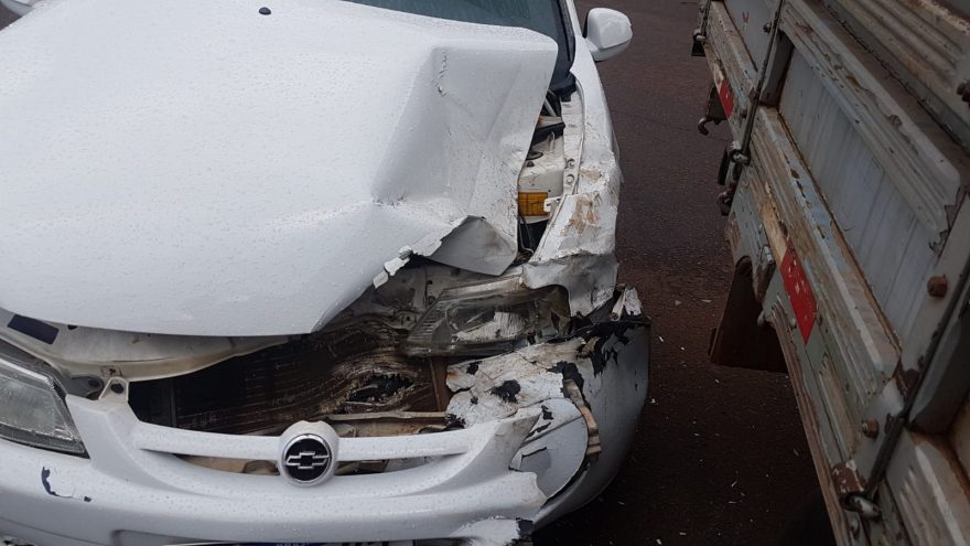 Carro e caminhão colidem no Centro