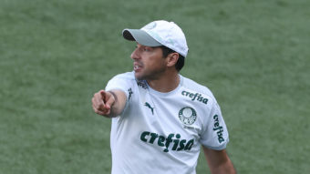 Abel presenteia jogadores com seu livro e comanda treino tático visando Guarani