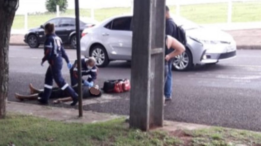 Homem é socorrido pelo Samu após ter crise e ficar caído em via pública