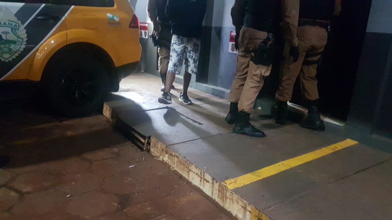 Polícia Militar leva detido com mandado em aberto por suspeita de roubo até a 15ª Subdivisão Policial Polícia Militar leva detido com mandado em aberto por suspeita de roubo até a 15ª Subdivisão Policial