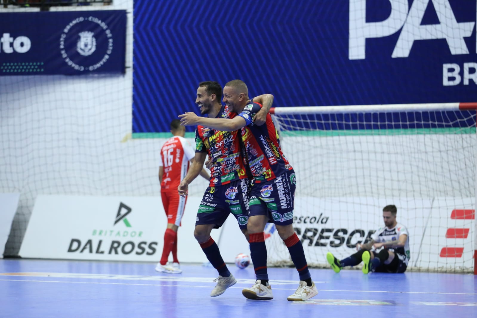 Com assistência e gol do goleiro André Deko, Cascavel Futsal vence de virada o Pato Futsal por 4 a 2 Com assistência e gol do goleiro André Deko, Cascavel Futsal vence de virada o Pato Futsal por 4 a 2